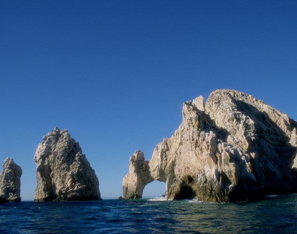 Скалы в море